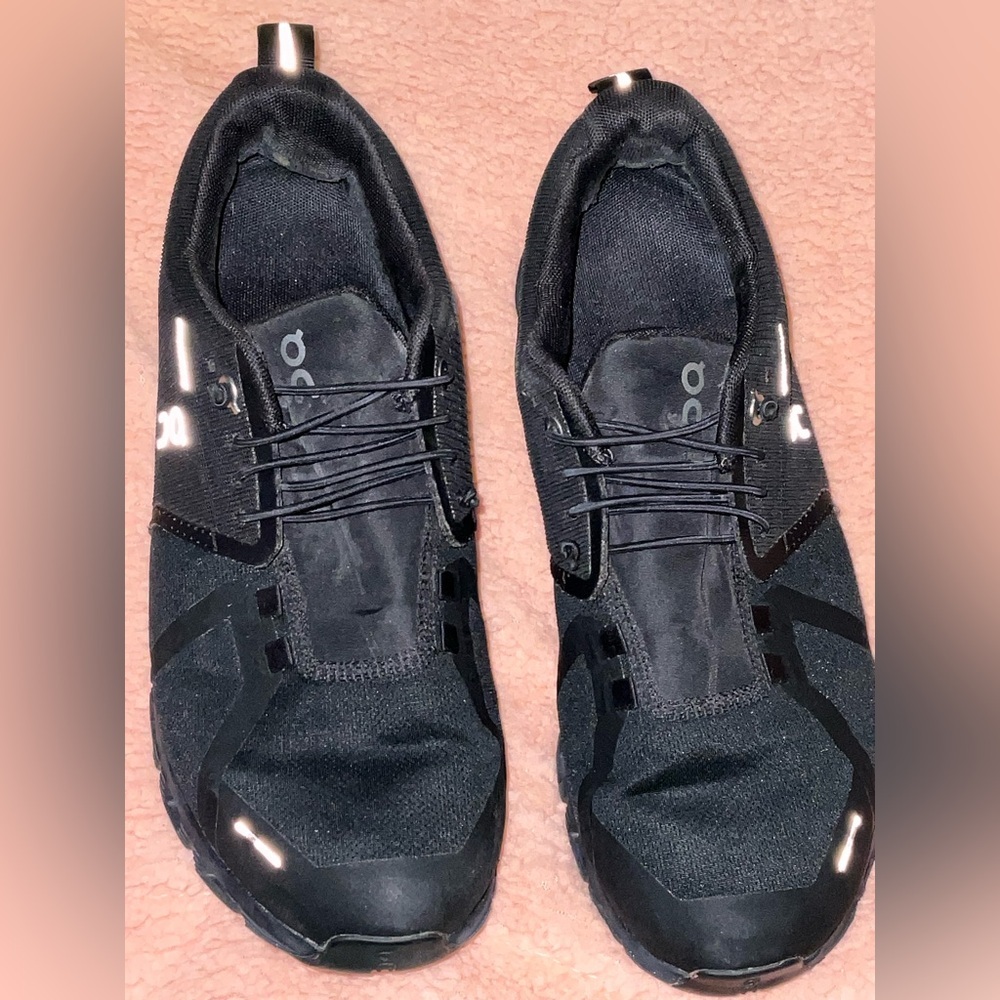 On Cloud Running Shoes Black Reflective Swiss Engineering Women 9 EUC - Picture 3 of 9